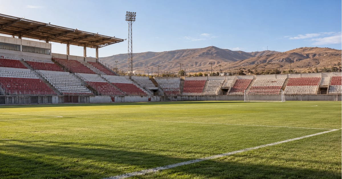 Cena ilustrativa de estádio vazio no norte do Chile, com arquibancadas e colinas ao fundo.
